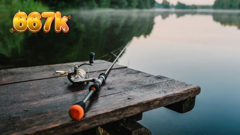 Ilustração de um pescador feliz com um grande peixe, cercado por símbolos de slot temáticos de pesca.